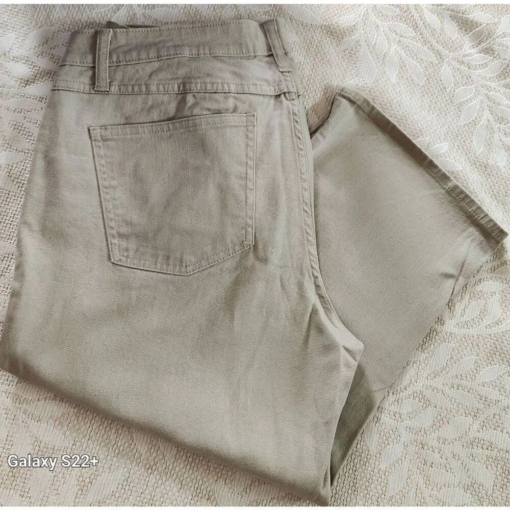 W2 Riders by Lee stone colored mid rise Capris